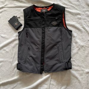 Harley Davidson Riding Vest w/built in backpack. ZERO scratches or marks